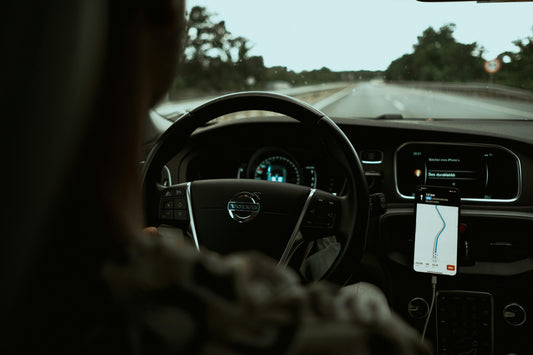 Smartphone GPS navigation app on a car dashboard mount, illustrating the Apple CarPlay vs Android Auto comparison for South African drivers in 2026
